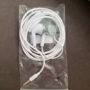 FREE w PURCHASE White Wired Earphones Aux NWOT